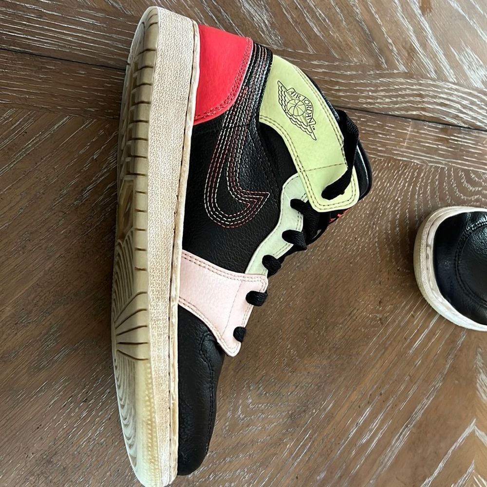 Air Jordan 1 mid, sz 6.5Y